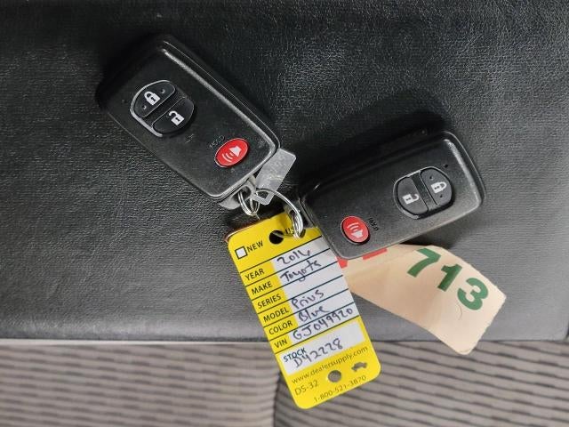 2016 Toyota Prius v 5dr Wgn Three